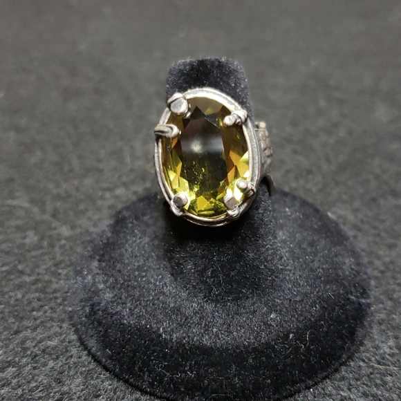 Olive green faceted stone in handcrafted setting - Picture 2 of 4